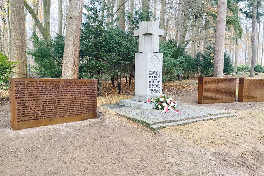 Infotafeln auf Ehrenfriedhof in Haffkrug