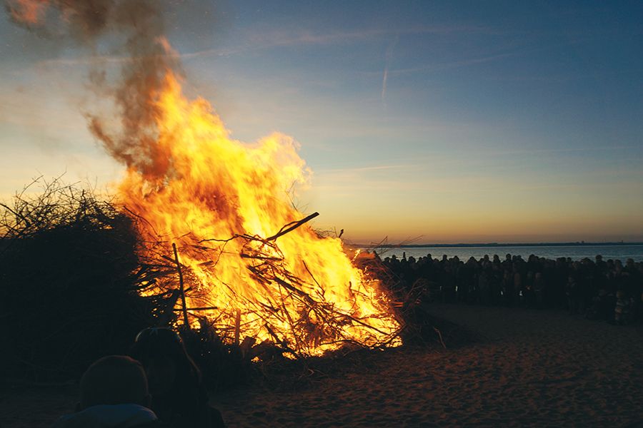 Osterfeuer und -buddeln in Niendorf 2023