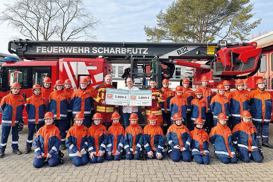 Scheckübergabe bei der FF Scharbeutz