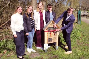 Studentinnen aus Lübeck übergeben Insektenhotel