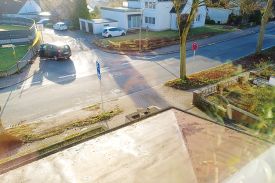 Pkw fährt gegen Betonmauer