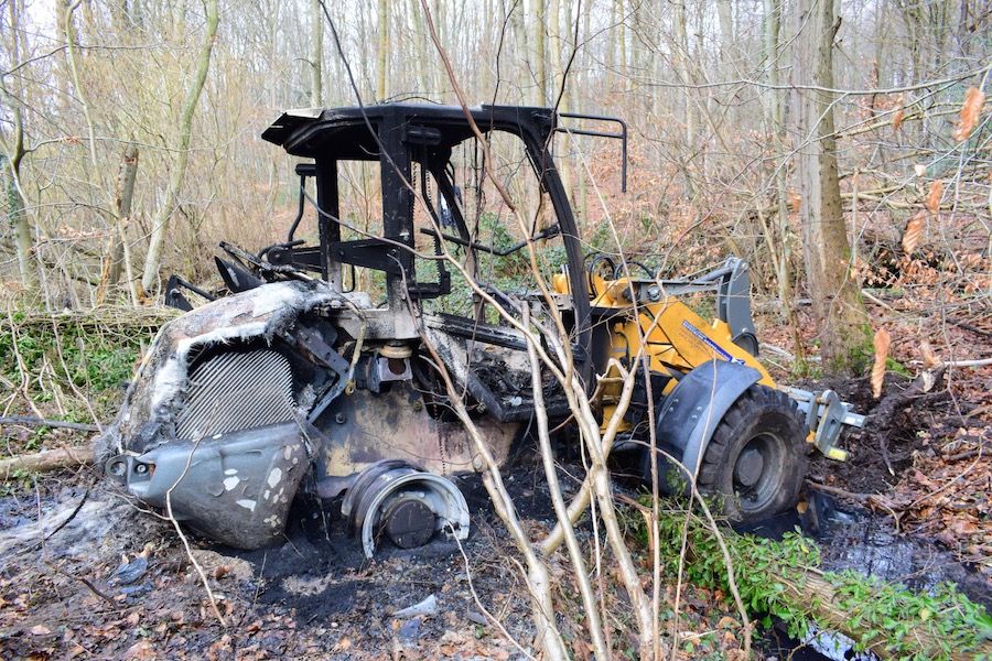 Brennender Radlader im Wald