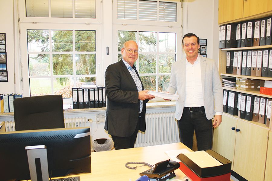 Dennis Jaacks übergibt Wahlunterlagen